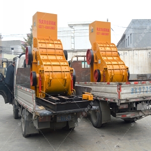 兩臺(tái)800X800雙級粉碎機(jī)發(fā)貨圖片_發(fā)往廣西南寧_破碎鐵礦石