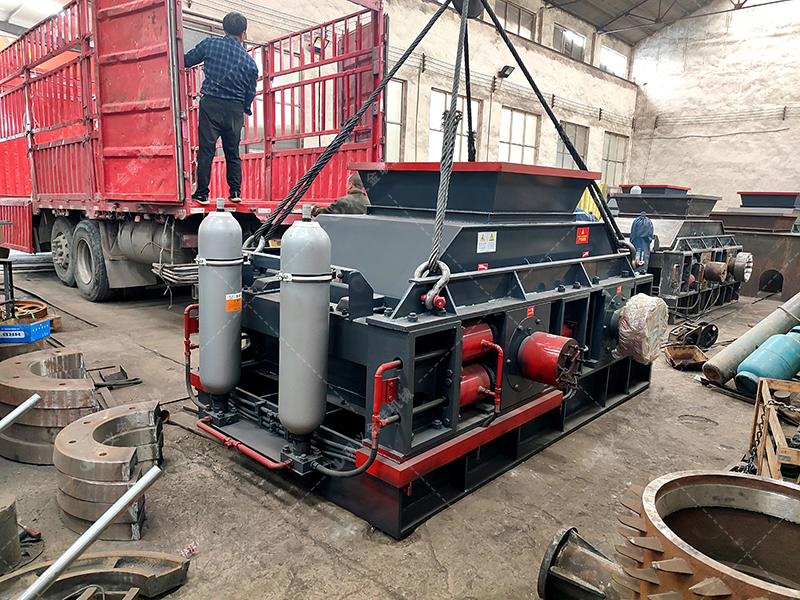 半自動(dòng)2PG1200x800型液壓對(duì)輥破碎機(jī)發(fā)往四川 半自動(dòng)2PG1200x800型液壓對(duì)輥破碎機(jī)發(fā)往四川
